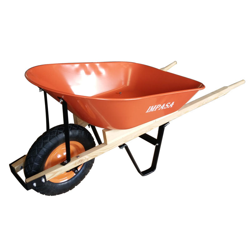 Carretilla de construcción con cuerpo de metal resistente, acabado naranja y mango ergonómico de madera