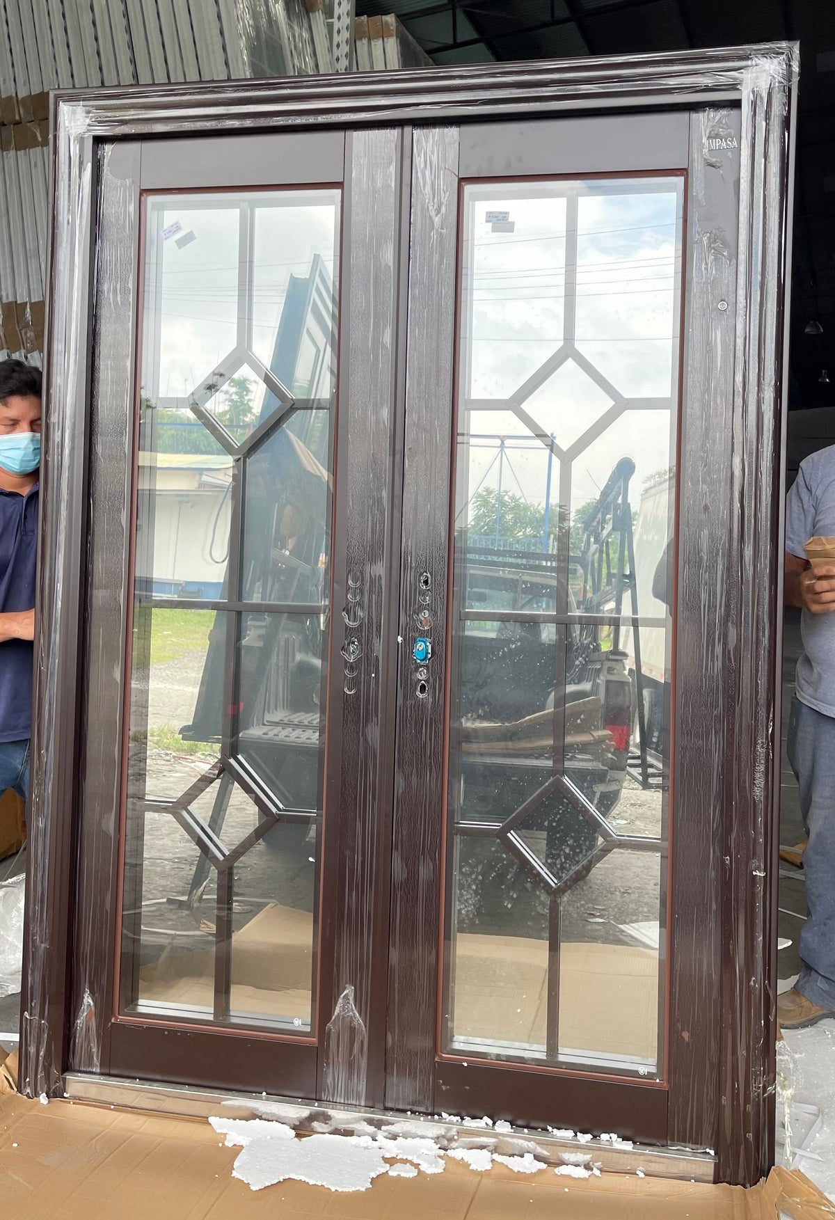 Puerta Multipunto de Lujo de Dos Paños con Cristal Completo y Diseño de Rombos (Derecha)