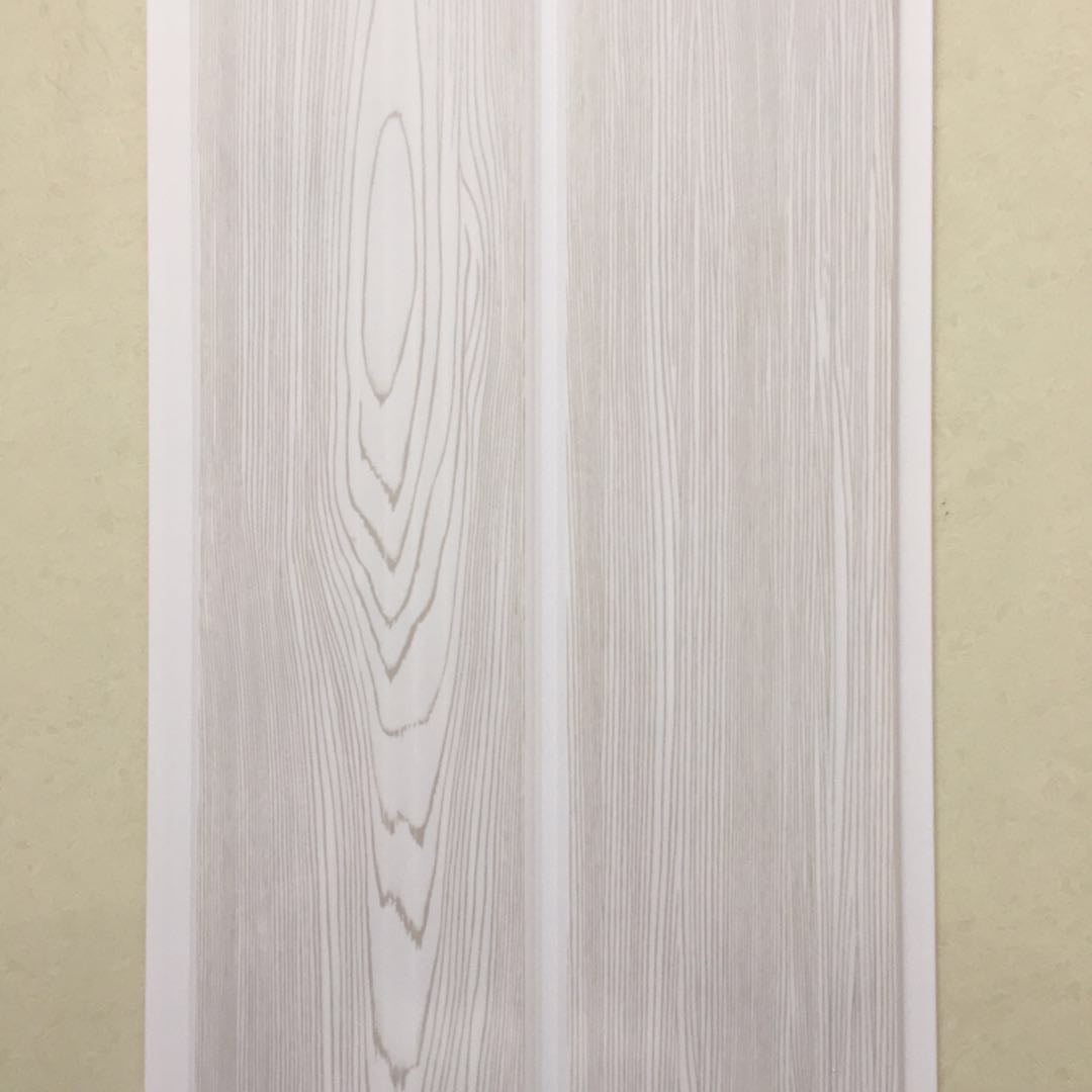 Lámina de cielo raso PVC de 20cm x 5.9mts con diseño amaderado en tono crema claro.